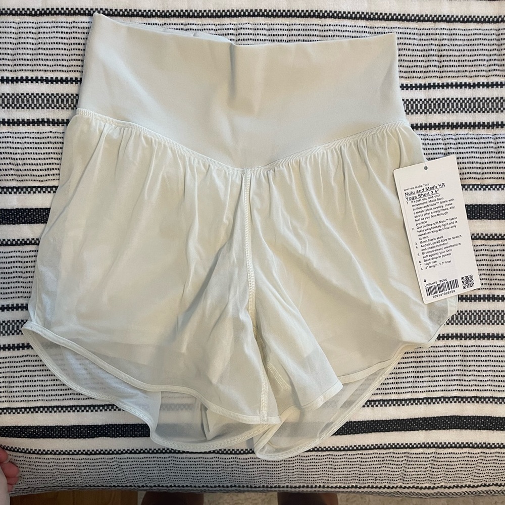 NWT lululemon Nulu and Mesh HR Yoga Short 3.5”. Size 4